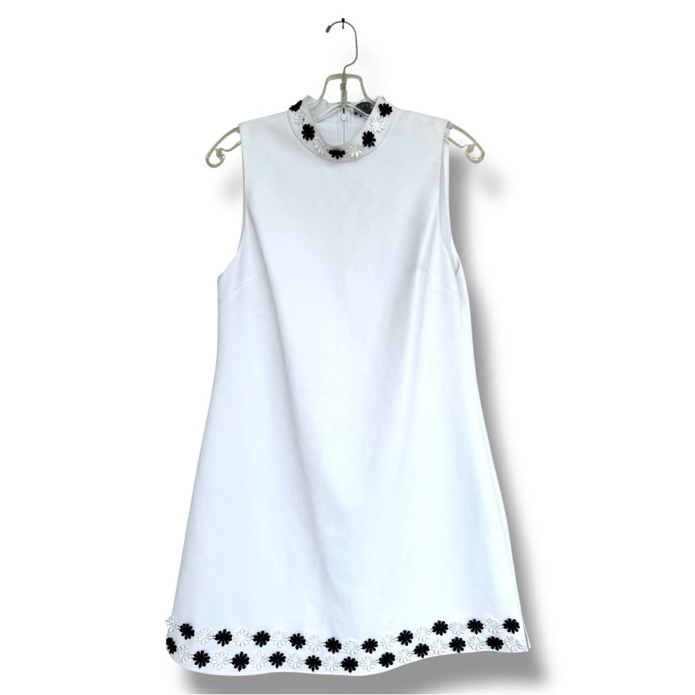 Alice + Olivia Classics White Sleeveless Shift with 3-D Flower Trim Size 6 - Picture 3 of 16